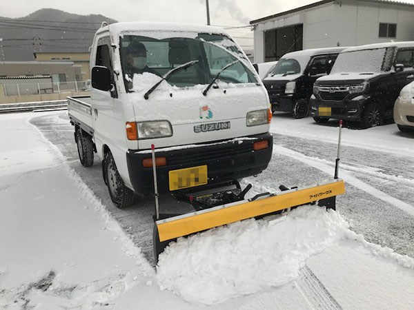 スノープラウ装着車による除雪作業
