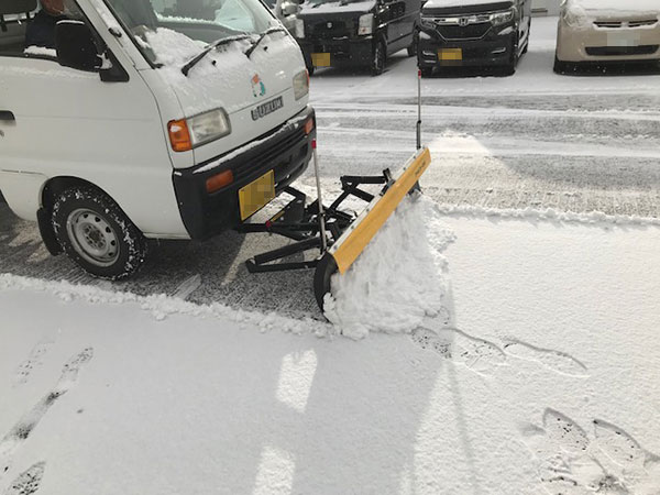 スノープラウ装着車による除雪作業